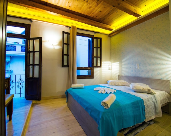 Tabla de planchar con plancha, wifi gratis y ropa de cama