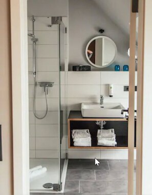 Apartment, 1 Bedroom | Bathroom | Shower, free toiletries, hair dryer, toilet paper - Bett & Bude Boardinghouse (Sylt)