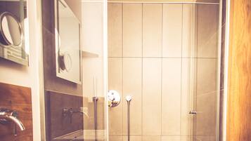 Shower, free toiletries
