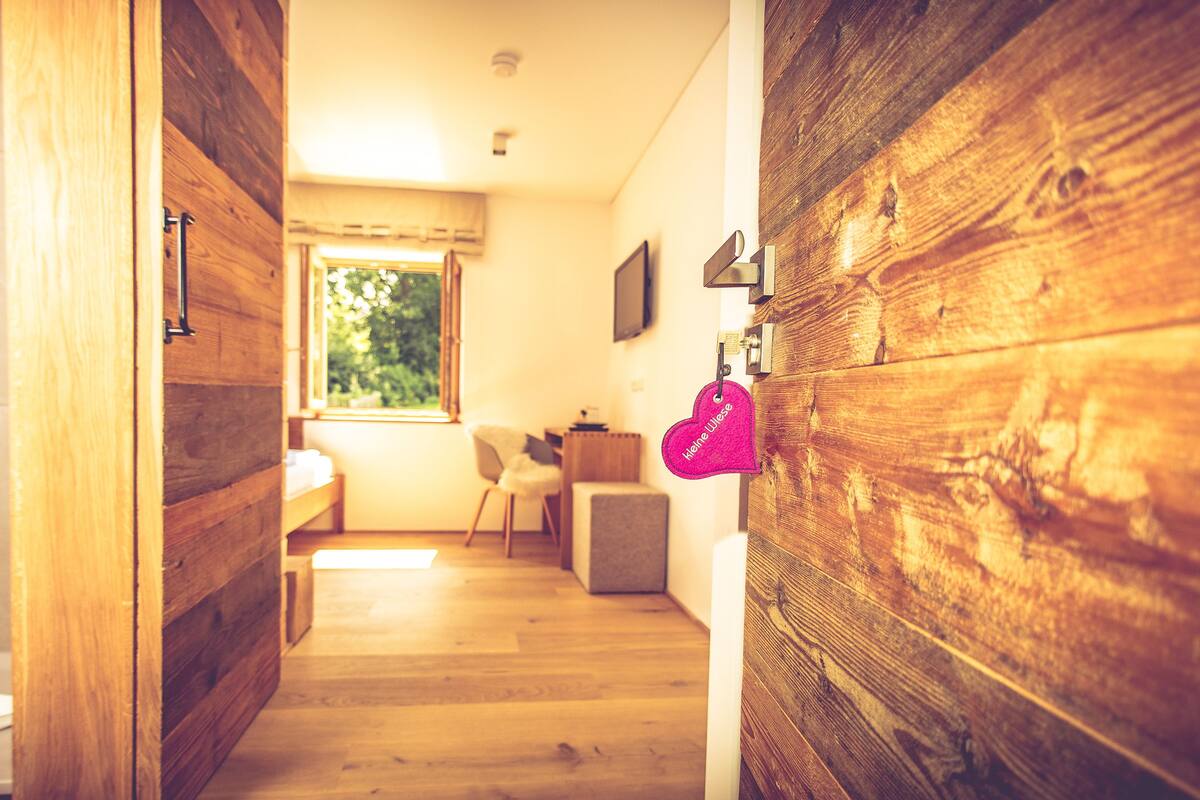 comfort single room | bathroom | shower, free toiletries