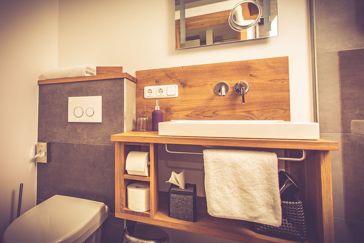 shower, free toiletries