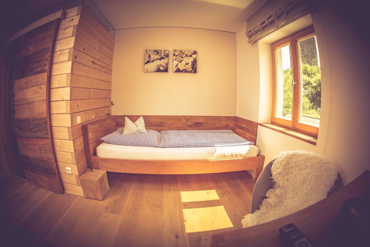 comfort single room | cots/infant beds, free wifi