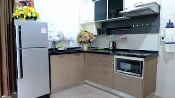 Deluxe Double Room | Private kitchenette | Fridge, electric kettle, cookware/dishes/utensils