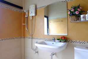 Habitación doble Deluxe | Baño | Regadera, amenidades de baño gratuitas, toallas 