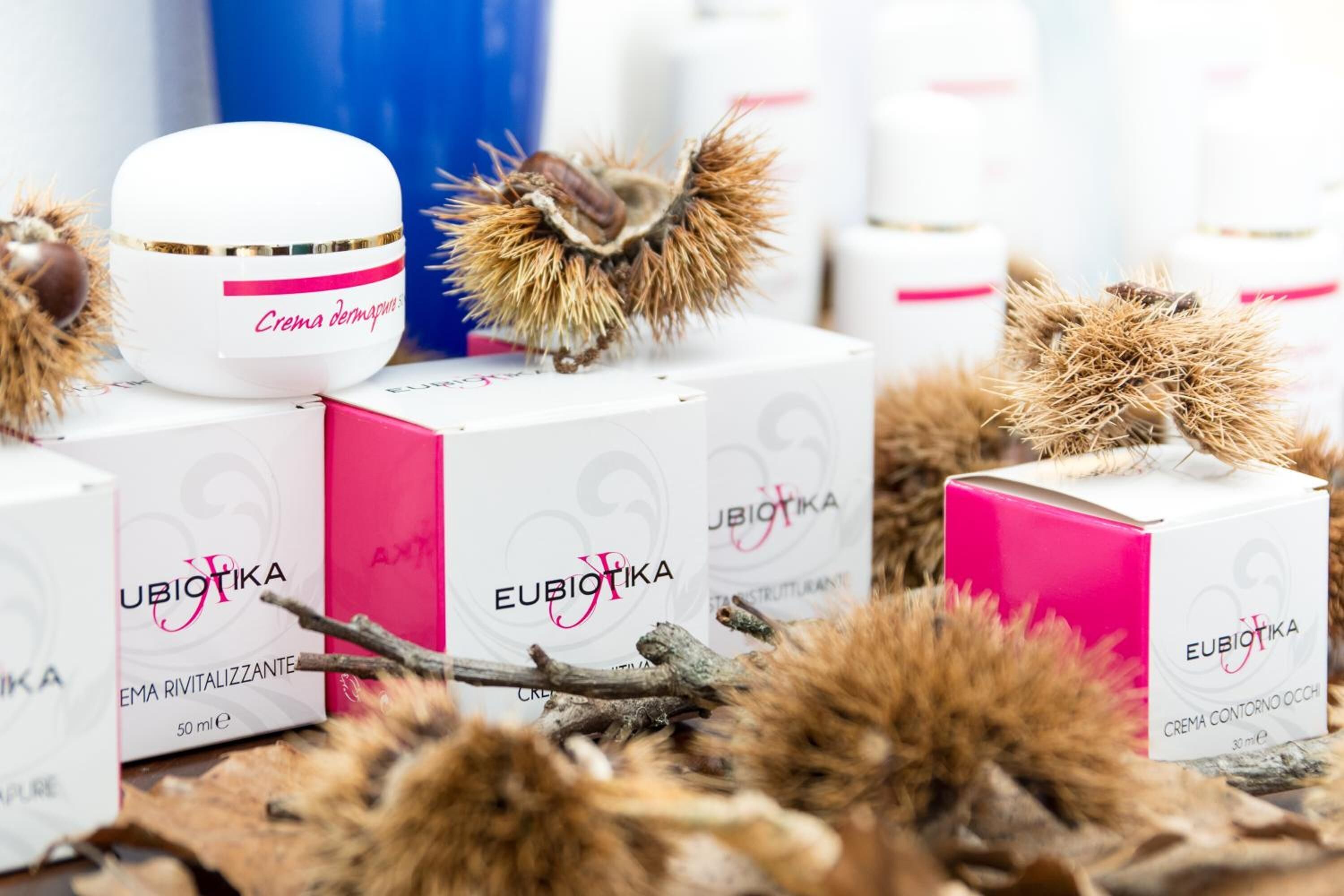 Presentación de productos para el cuidado de la piel Eubiotika, con cajas de embalaje y un tarro.