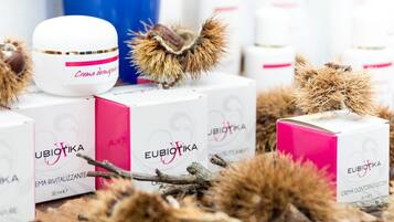 Presentación de productos para el cuidado de la piel Eubiotika, con cajas de embalaje y un tarro.