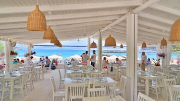 Breakfast, lunch and dinner served