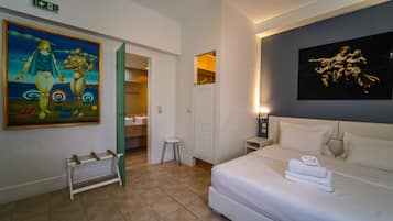 Quarto casal, vista para o jardim | Cofres nos quartos, escrivaninha, quartos à prova de som