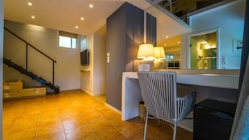 Loft | 1 bedroom, in-room safe, desk, soundproofing