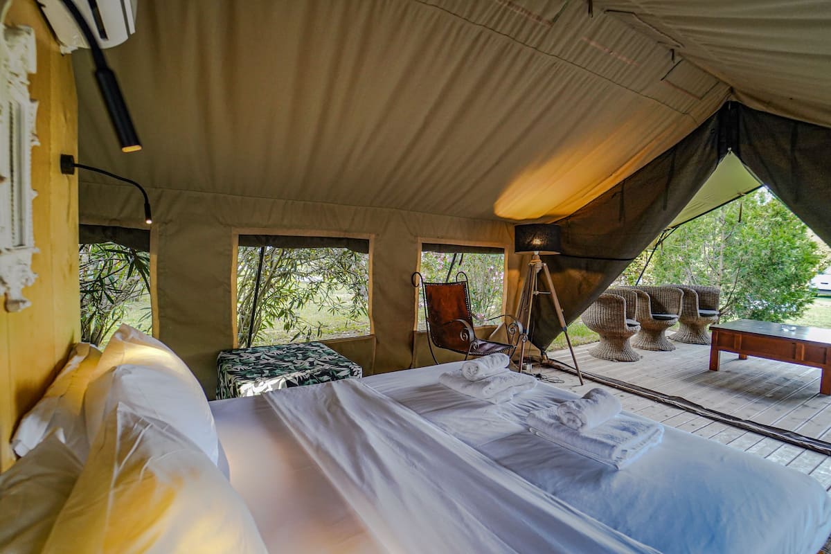 Tent | 1 slaapkamer, een kluis op de kamer, een bureau, geluiddichte muren