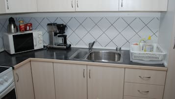 Townhome | Private kitchen | Fridge, microwave, oven, coffee/tea maker
