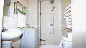 Suite, 1 Schlafzimmer | Badezimmer | Dusche, Regendusche, kostenlose Toilettenartikel, Haartrockner