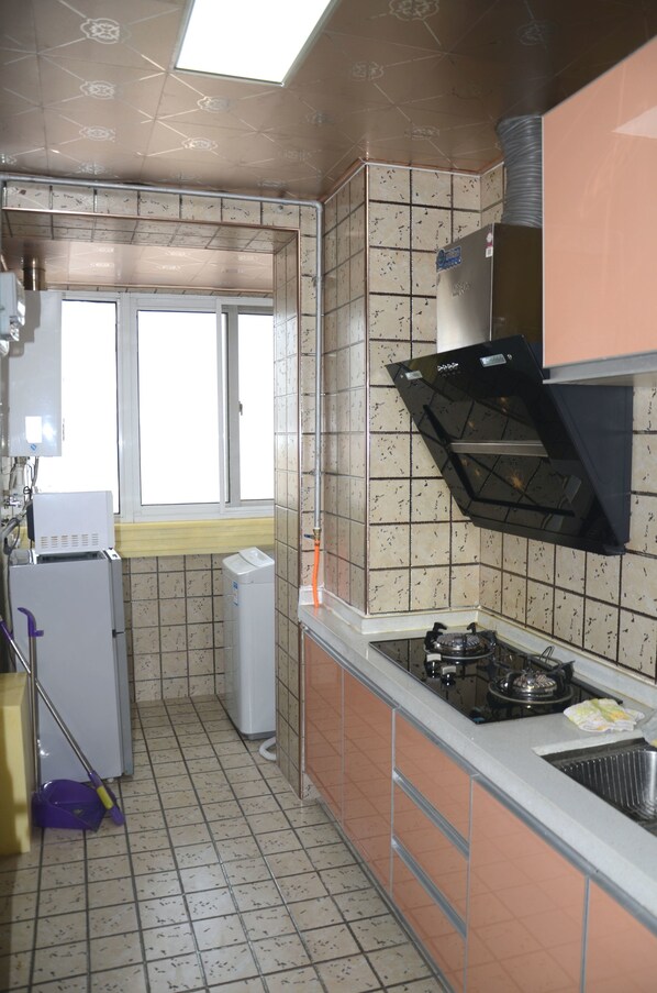 Suite, 1 Bedroom | Private kitchenette | Fridge, stovetop, rice cooker, cookware/dishes/utensils