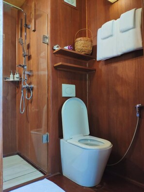 Deluxe-huone | Kylpyhuone | Suihku, ilmaiset hygieniatuotteet, hiustenkuivaaja, tohvelit