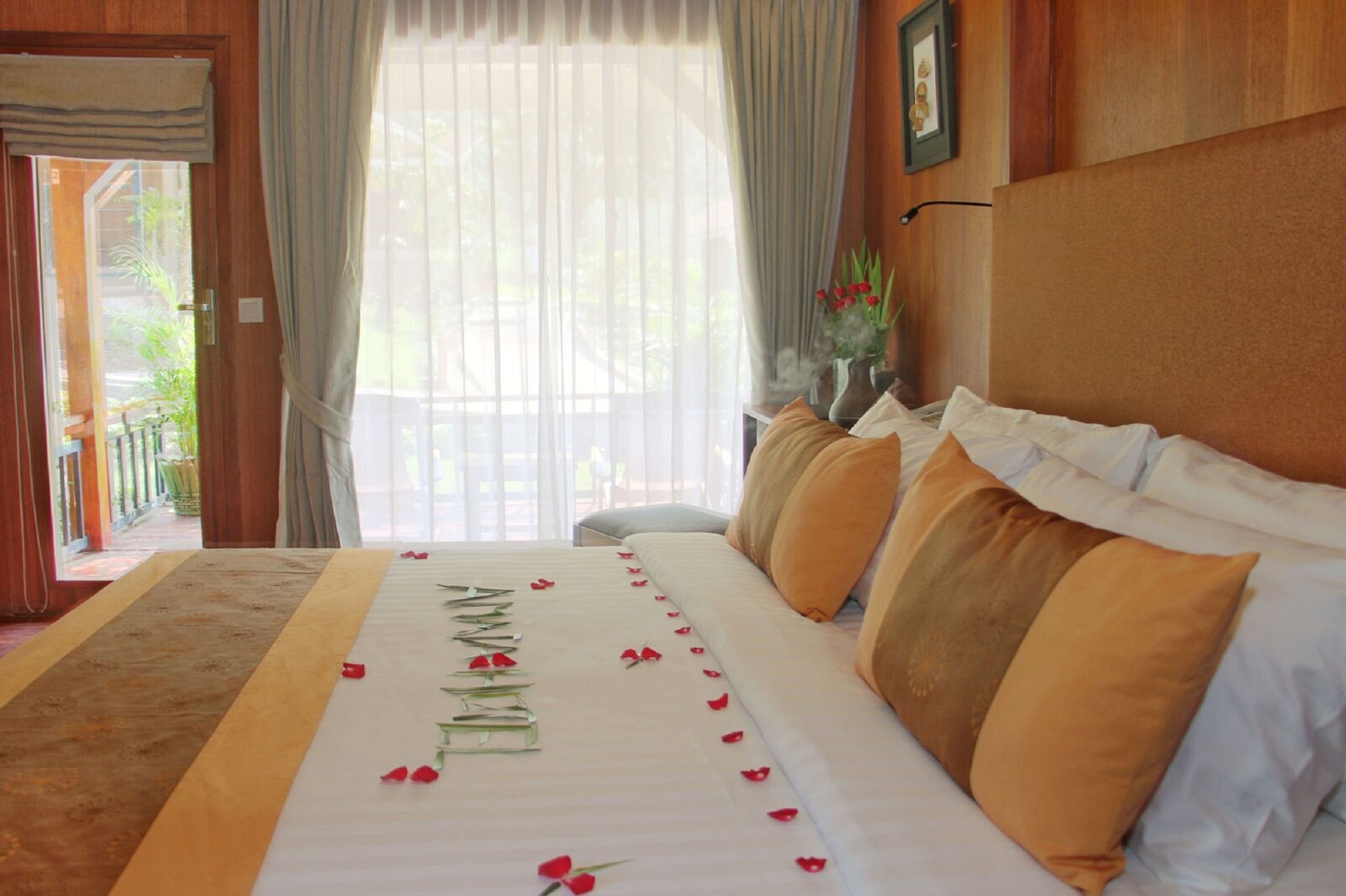 Minibar, in-room safe, desk, free WiFi