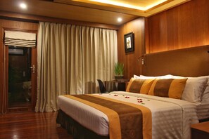 Rom – deluxe | Minibar, safe på rommet, skrivebord og wi-fi (inkludert)