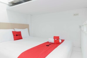 Desk, free WiFi, bed sheets - RedDoorz near Hayam Wuruk (Jakarta)