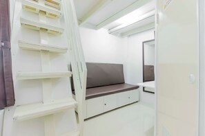 Desk, free WiFi, bed sheets - RedDoorz near Hayam Wuruk (Jakarta)