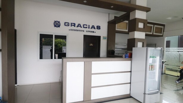 Un área de recepción con un letrero que dice "GRACIAS EXECUTIVE LIVING".