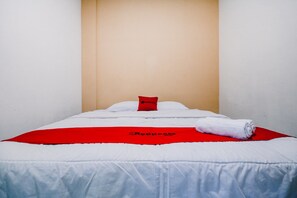 Desk, free WiFi, bed sheets - RedDoorz @ Jalan Krakatau Medan (Medan)