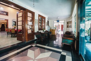 Área de estar no saguão