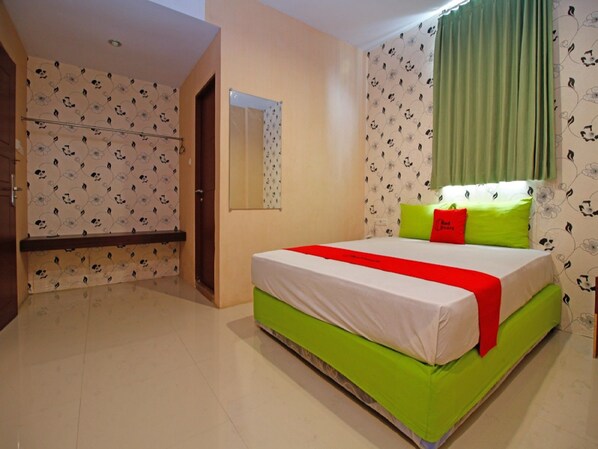 Desk, free WiFi, bed sheets