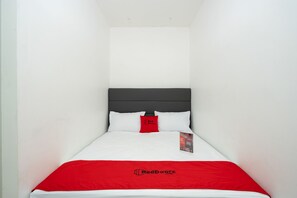 Double Room | Desk, free WiFi, bed sheets - RedDoorz Plus @ Danau Sunter Utara (Jakarta)