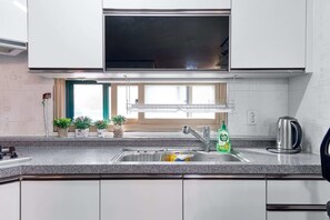 Full-sized fridge, microwave, coffee/tea maker, electric kettle - Play House in Seoul (Seoul)