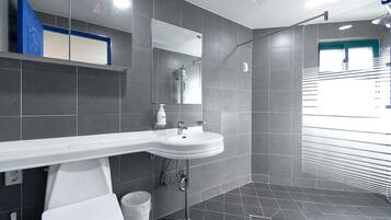 Comfort Apartment, 3 Bedrooms | Bathroom | Shower, free toiletries, hair dryer, slippers