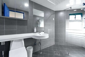 Comfort Apartment, 3 Bedrooms | Bathroom | Shower, free toiletries, hair dryer, slippers - Play House in Seoul (Seoul)