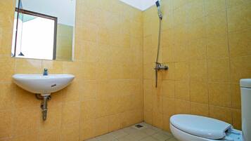 Doppelzimmer | Badezimmer | Dusche, kostenlose Toilettenartikel, Hausschuhe, Handtücher