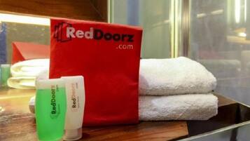 Dusche, kostenlose Toilettenartikel, Hausschuhe, Handtücher