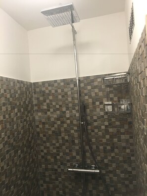 Bathroom shower - Fiori di Lava (Nicolosi)