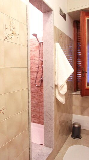 Doccia, asciugacapelli, accappatoio, bidet