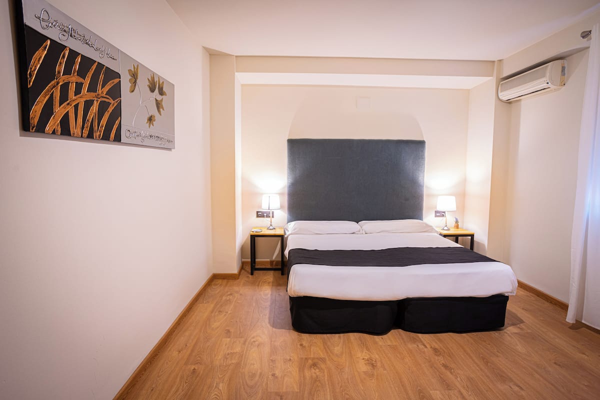 Escritorio, wifi gratis y ropa de cama