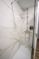Quarto casal ou duplo | Banheiro | Produtos de toalete grátis, toalhas de banho