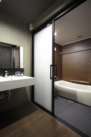 独立别墅 (Private Vacation Home) | 浴室 | 独立的浴缸和淋浴、免费洗浴用品、吹风机、拖鞋