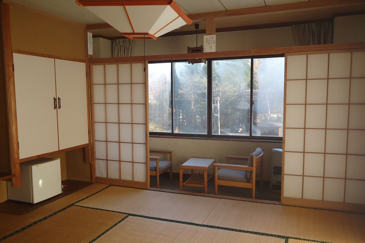 客房内保险箱、笔记本电脑工作区、免费 WiFi、床单