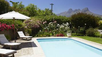 Check-in/check-out kiosk