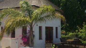 Willowtree Cottage | Private kitchen | Full-size fridge, microwave, oven, stovetop