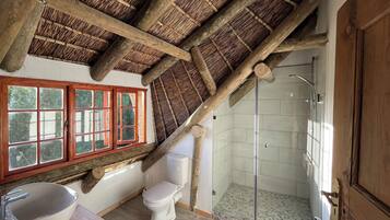 Superior Studio Suite | Bathroom | Free toiletries, hair dryer, towels, soap