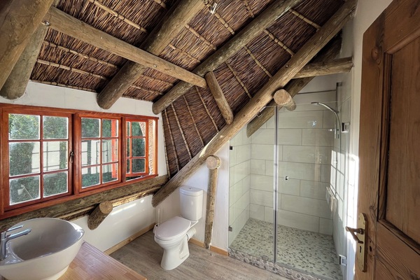 Superior Studio Suite | Bathroom | Free toiletries, hair dryer, towels, soap