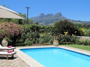 Familien-Ferienhaus, 2 Schlafzimmer | Pool | Außenpool, Sonnenschirme, Liegestühle