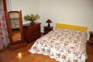 Cots/infant beds, free WiFi, bed sheets