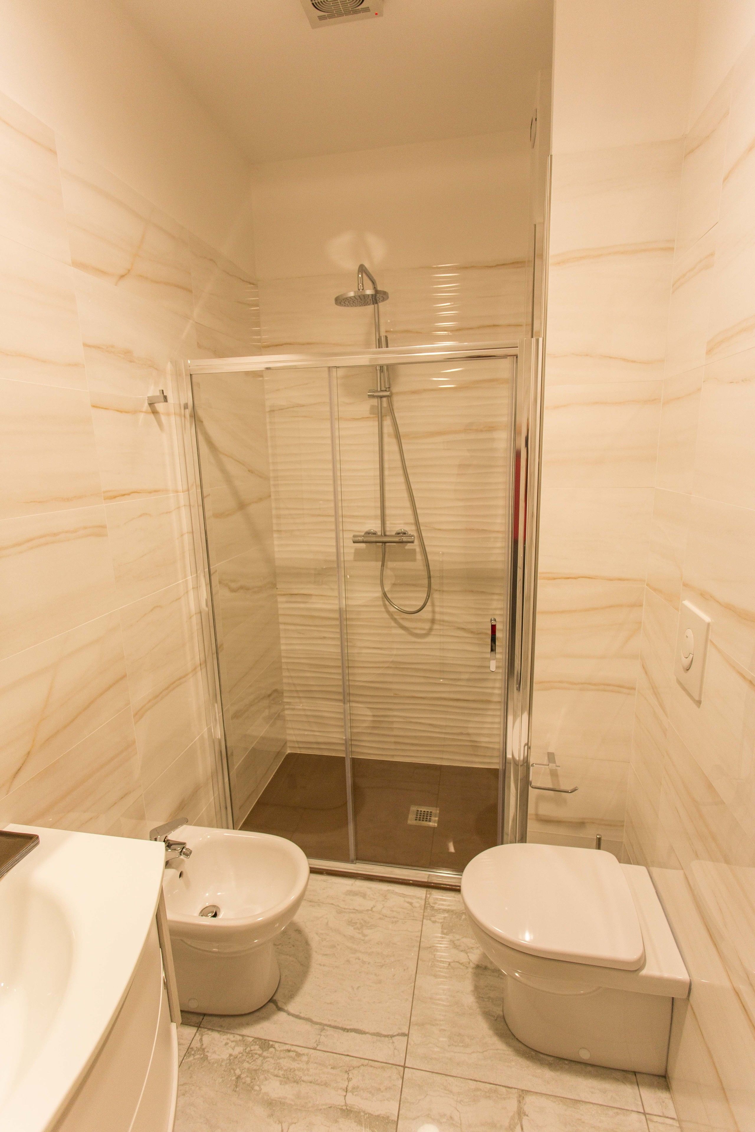 Comfort-Suite, 2 Schlafzimmer, Verbindungszimmer, Turm | Badezimmer | Dusche, kostenlose Toilettenartikel, Haartrockner, Bidet