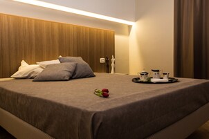 Suite Confort, 2 habitaciones, habitaciones comunicadas, en una planta alta | Sábanas de algodón egipcio y ropa de cama de alta calidad