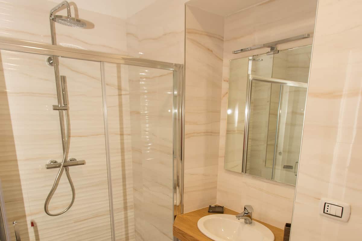 Shower, free toiletries, hair dryer, bidet