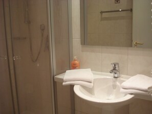 Double Room, Balcony | Bathroom - Eifel Hotel Lamberty (Landscheid)