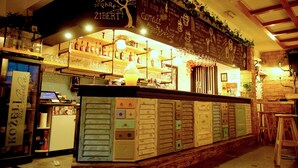 Un bar con lavagna dei menù, mobili in legno e arredamento rustico.