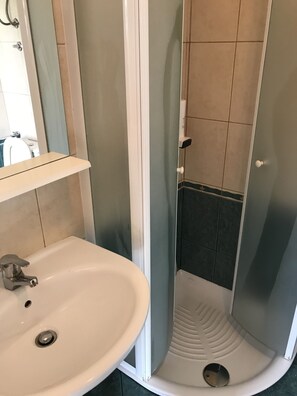 Regadera, amenidades de baño gratuitas, toallas 